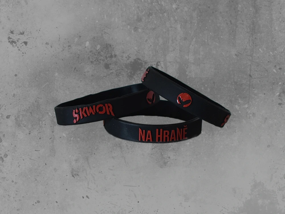 Silikonový náramek Na Hraně černý