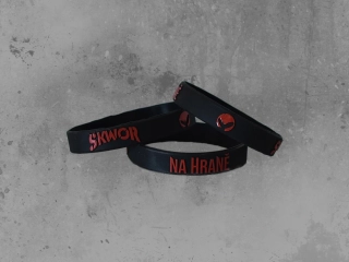 Silikonový náramek Na Hraně černý